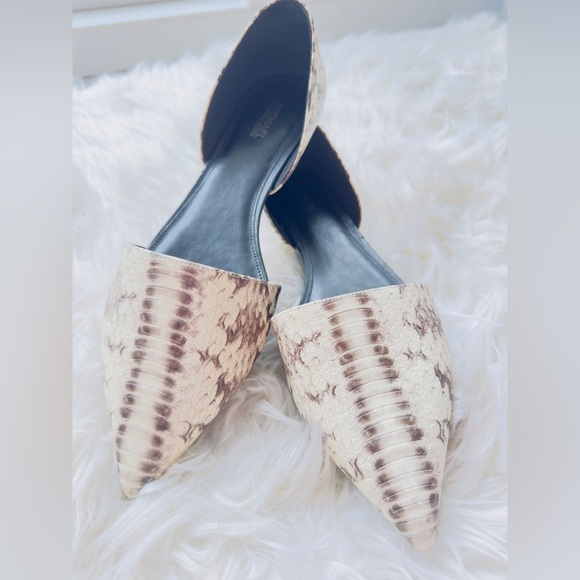 Michael Kors Woman; EUC - Picture 3 of 4